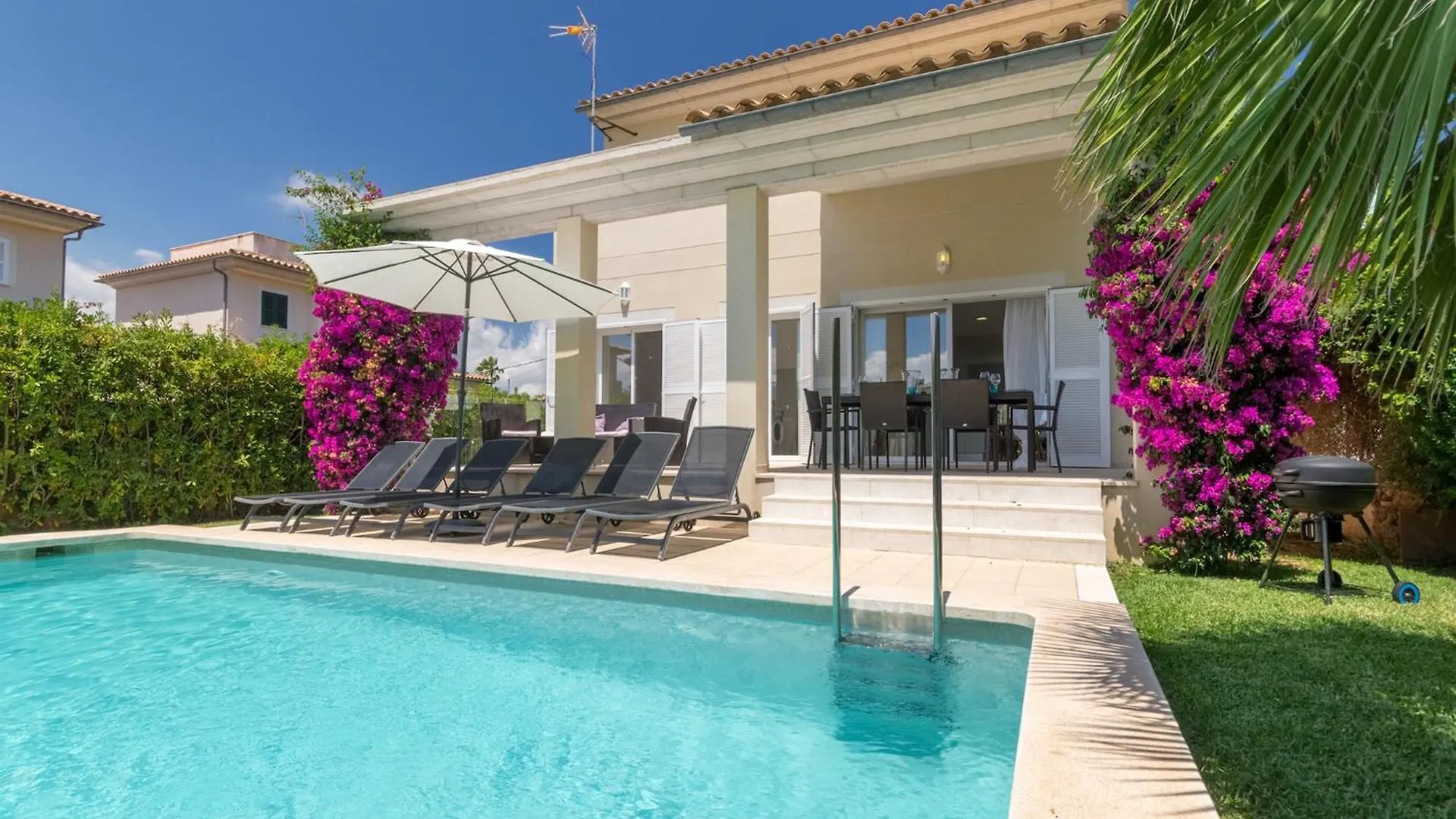 Modern Villa With Pool In Alcudia ספרד