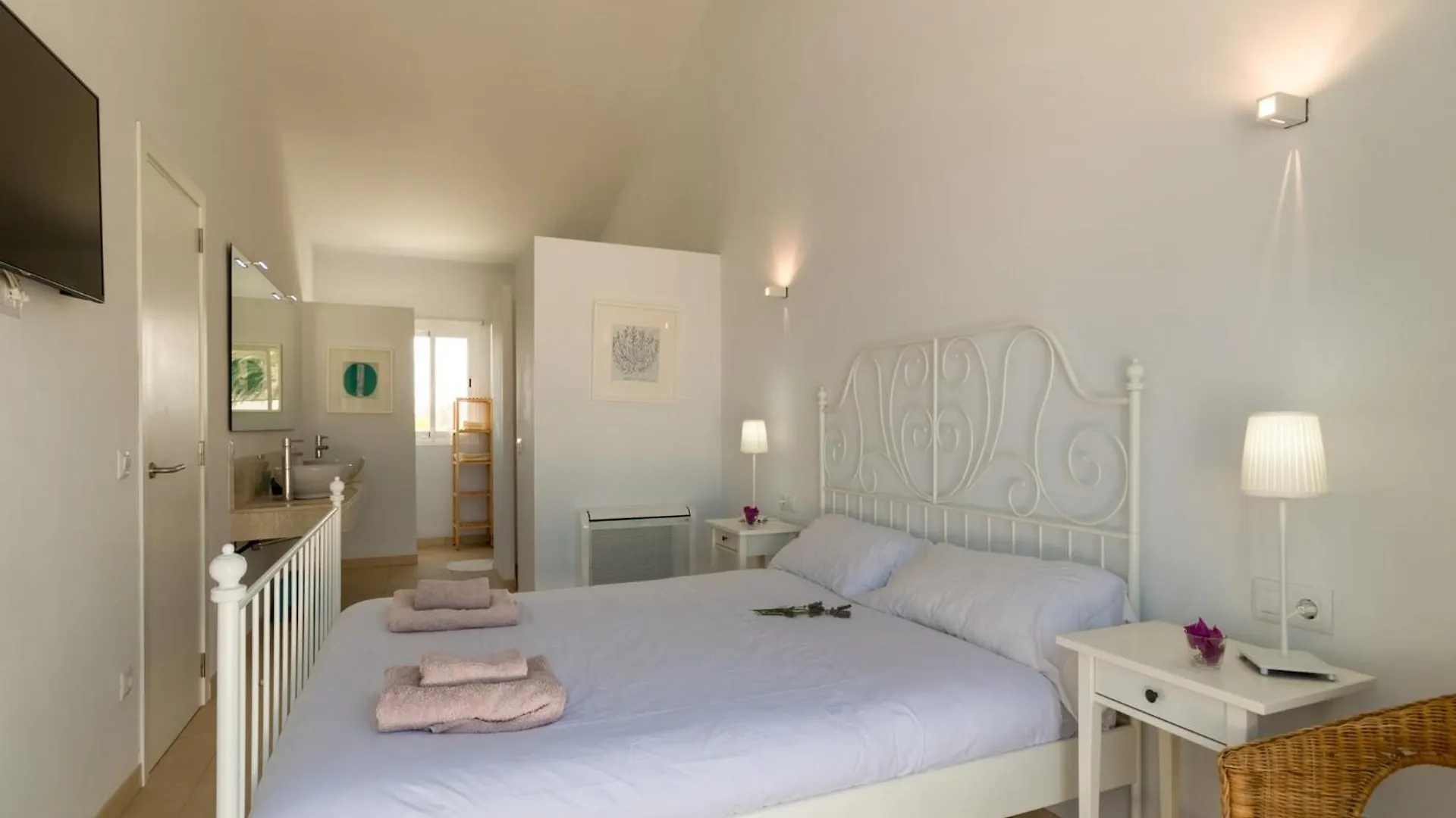 Modern Villa With Pool In Alcudia אלקודיה